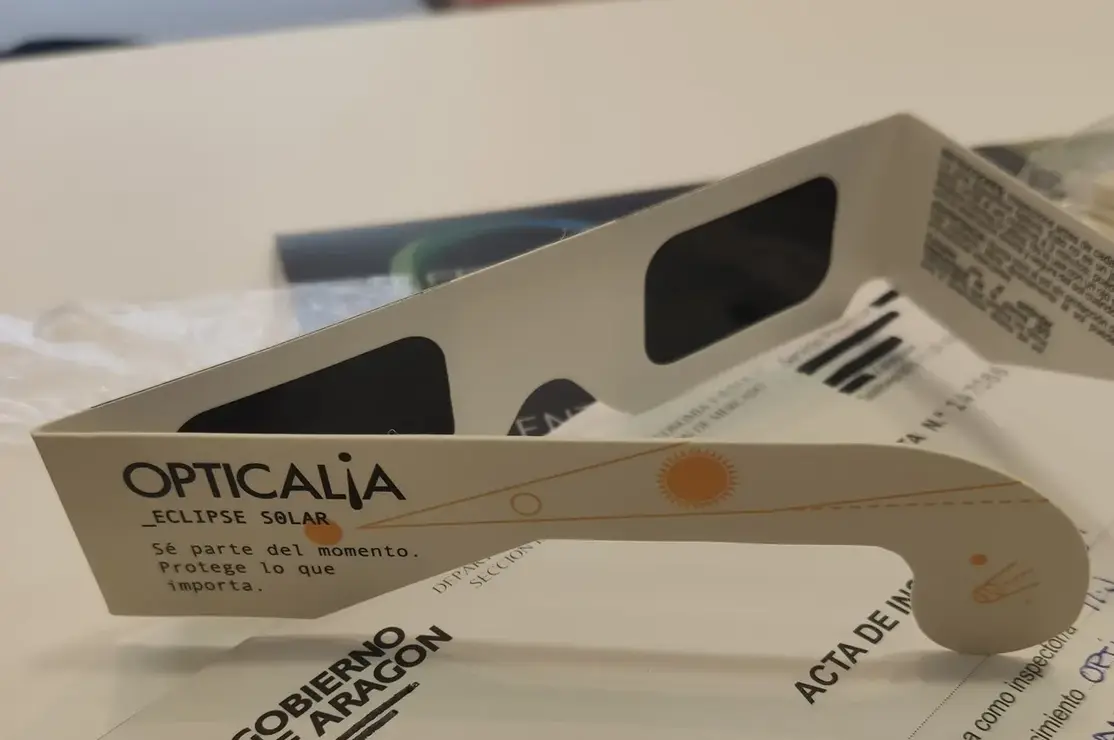 Sis models d&rsquo;ulleres per a l&rsquo;eclipsi retirades a Tarragona per risc greu de lesions oculars associades &mdash; Imagen generada por IA