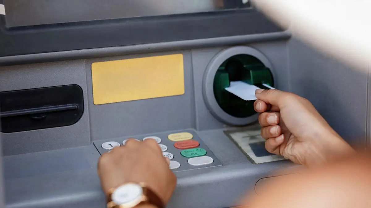 Caixer accessible amb pantalla d&rsquo;alt contrast i auriculars