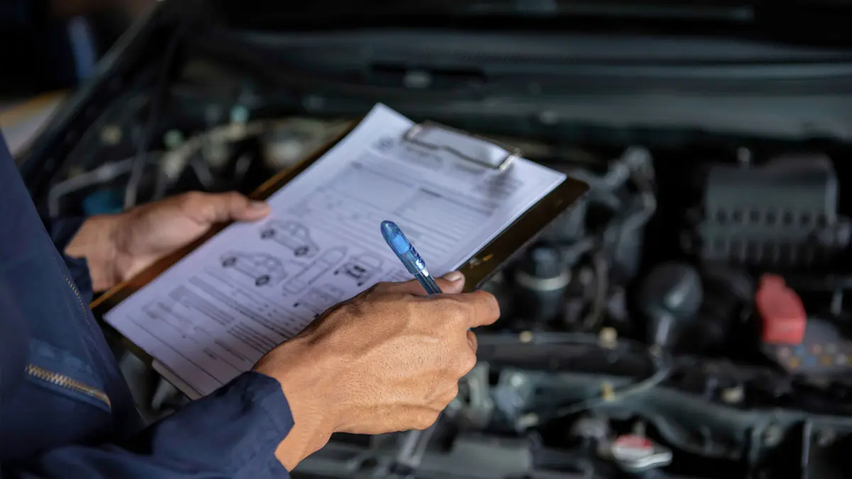 Mec&agrave;nic revisant els frens del cotxe