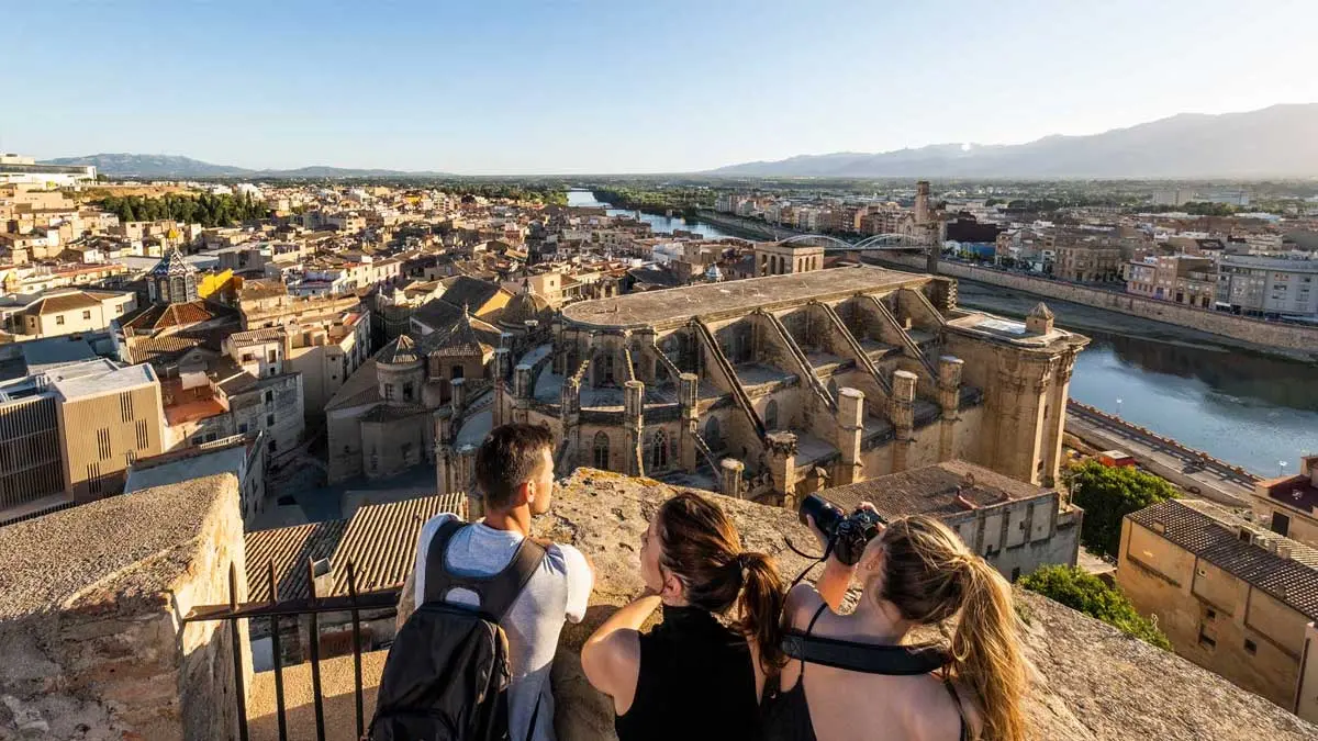Vista del Castell de la Zuda i l&rsquo;Ebre a Tortosa. Foto tortosaturisme.cat