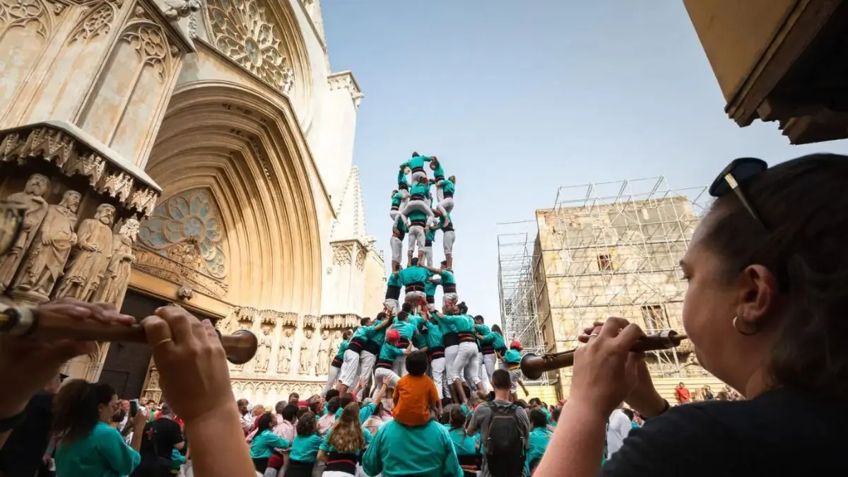Colla castellera a pla&ccedil;a el juny
