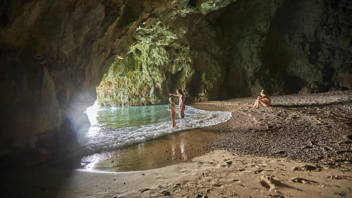 Platja amagada dins cova a Tarragona. Foto hospitalet-valldellors.cat