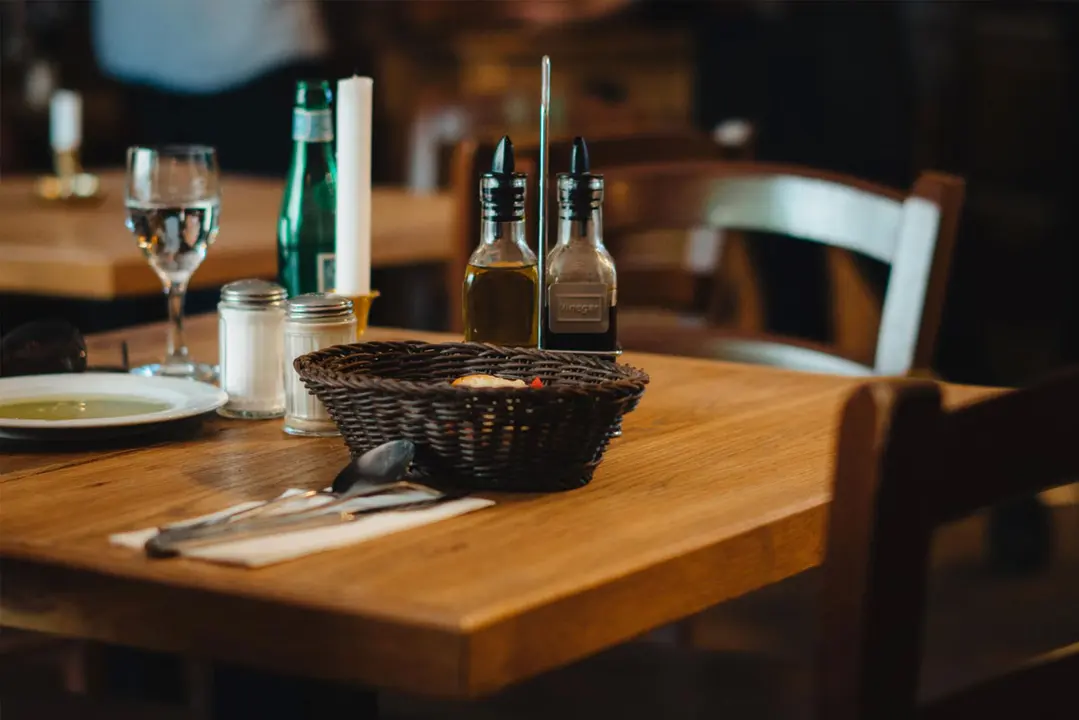 Taula buida en un restaurant de Tarragona a l&rsquo;agost
