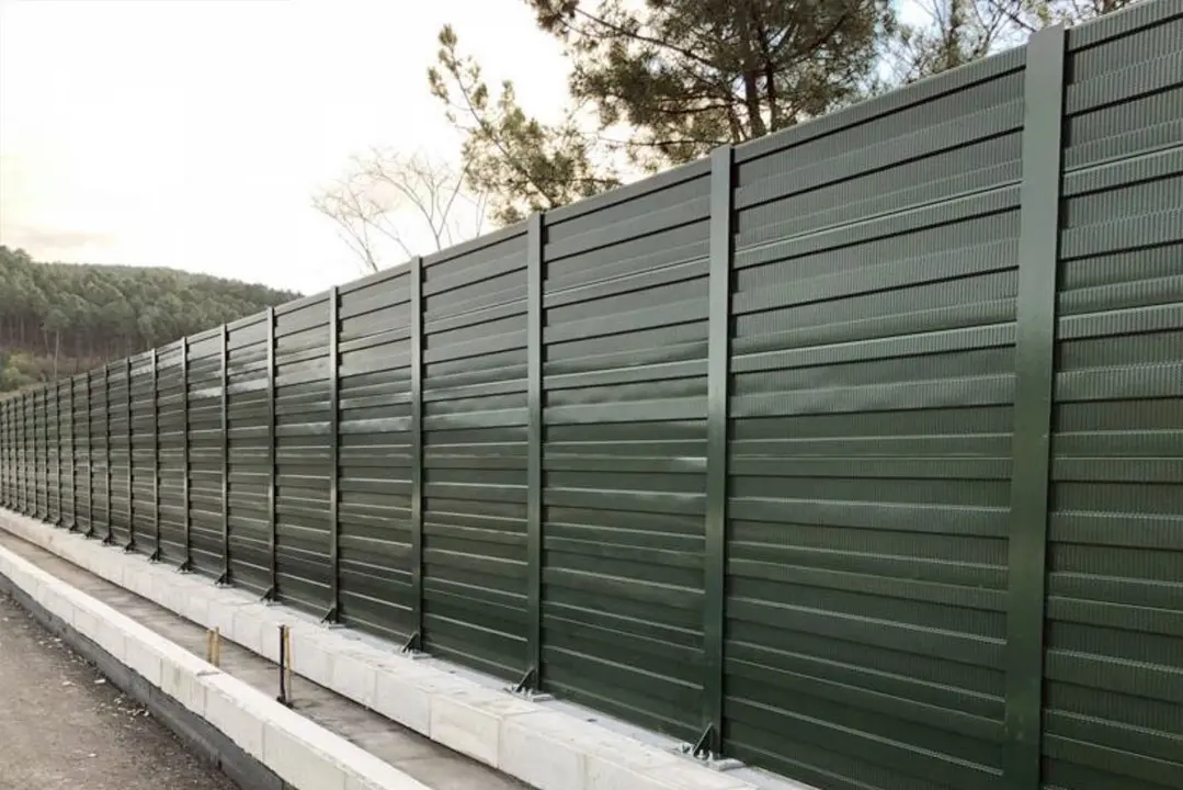 Pantalles ac&uacute;stiques de vuit metres a Roda de Ber&agrave;. Imatge ADIF