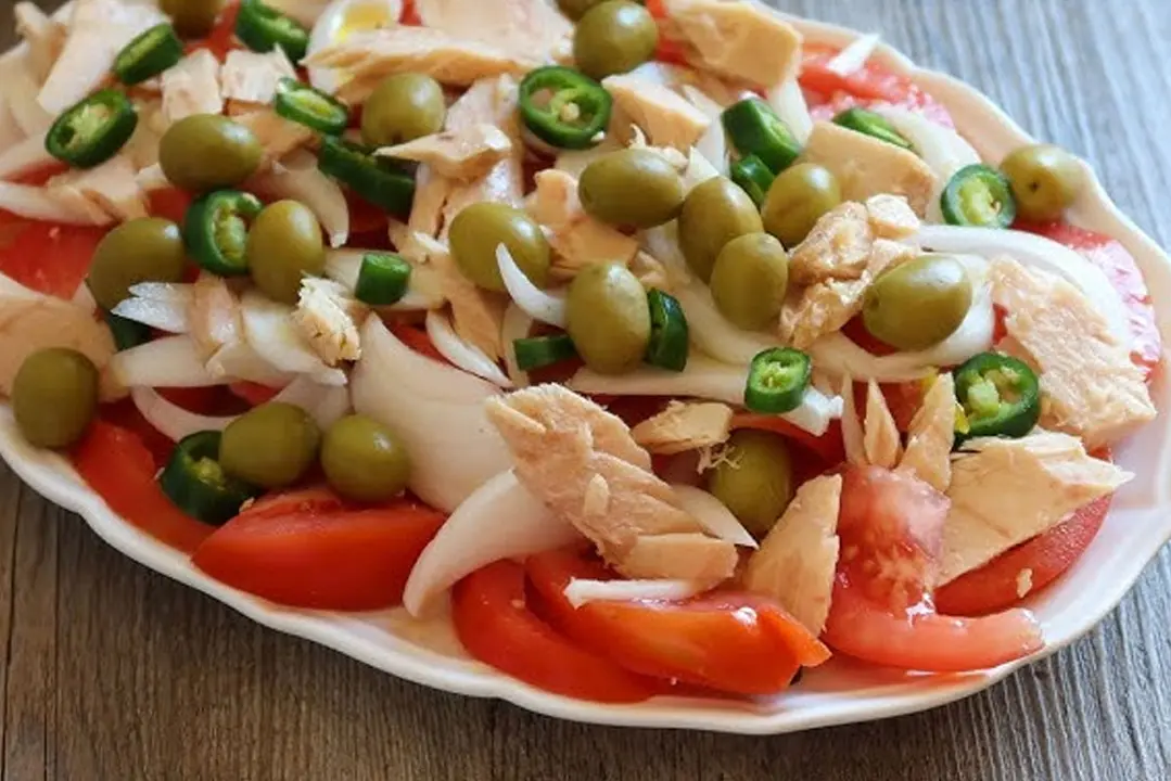 Amanida de tom&agrave;quet amb ceba i olives. Imatge Youtube Anna recetasfaciles