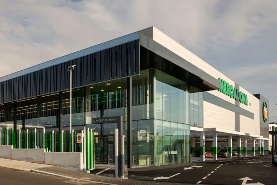 Entrada d&rsquo;un supermercat Mercadona al setembre. Imatge Wikipedia