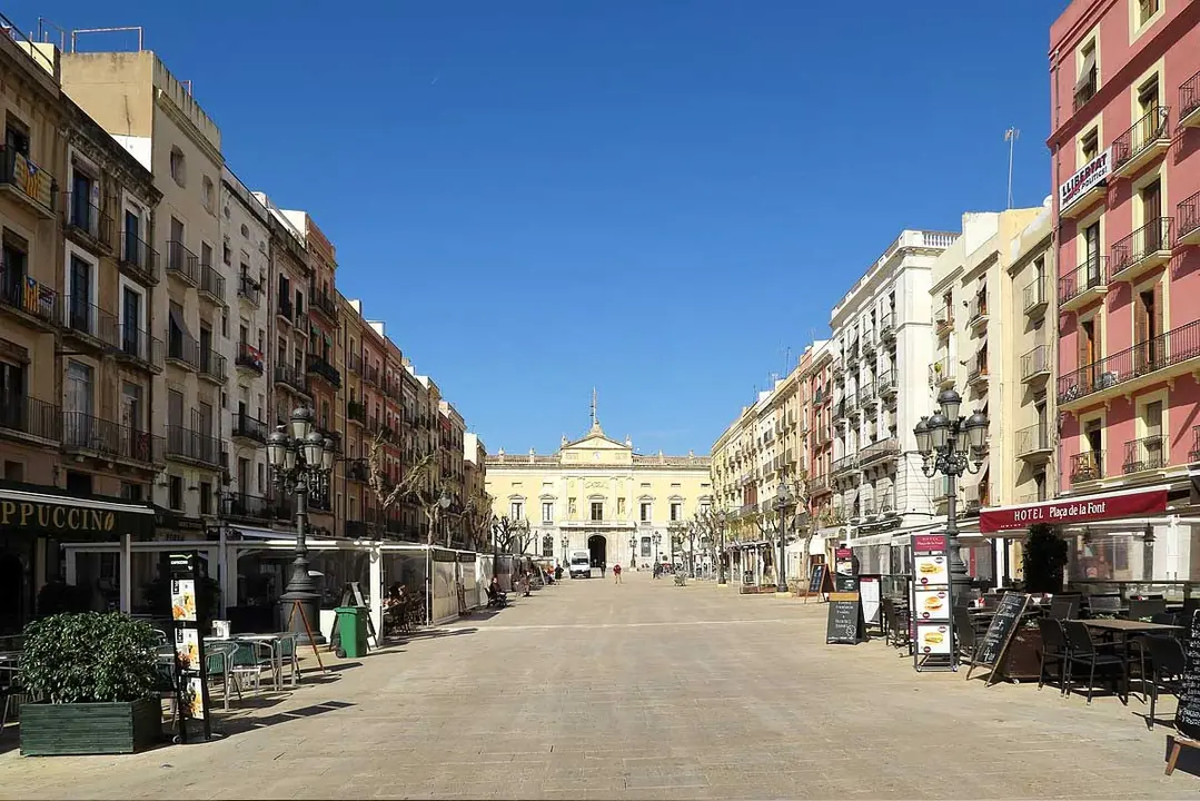 Pla&ccedil;a de la Font sense vehicles de c&agrave;rrega. Imatge Wikipedia