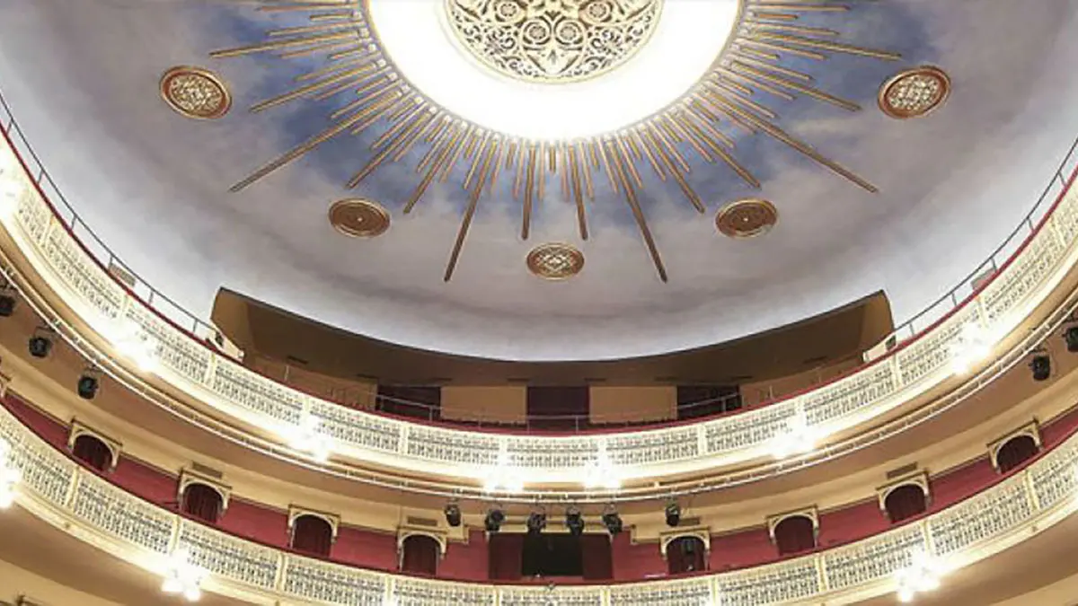 L&agrave;mpada central del Teatre Fortuny de Reus durant el canvi d&rsquo;il&middot;luminaci&oacute;