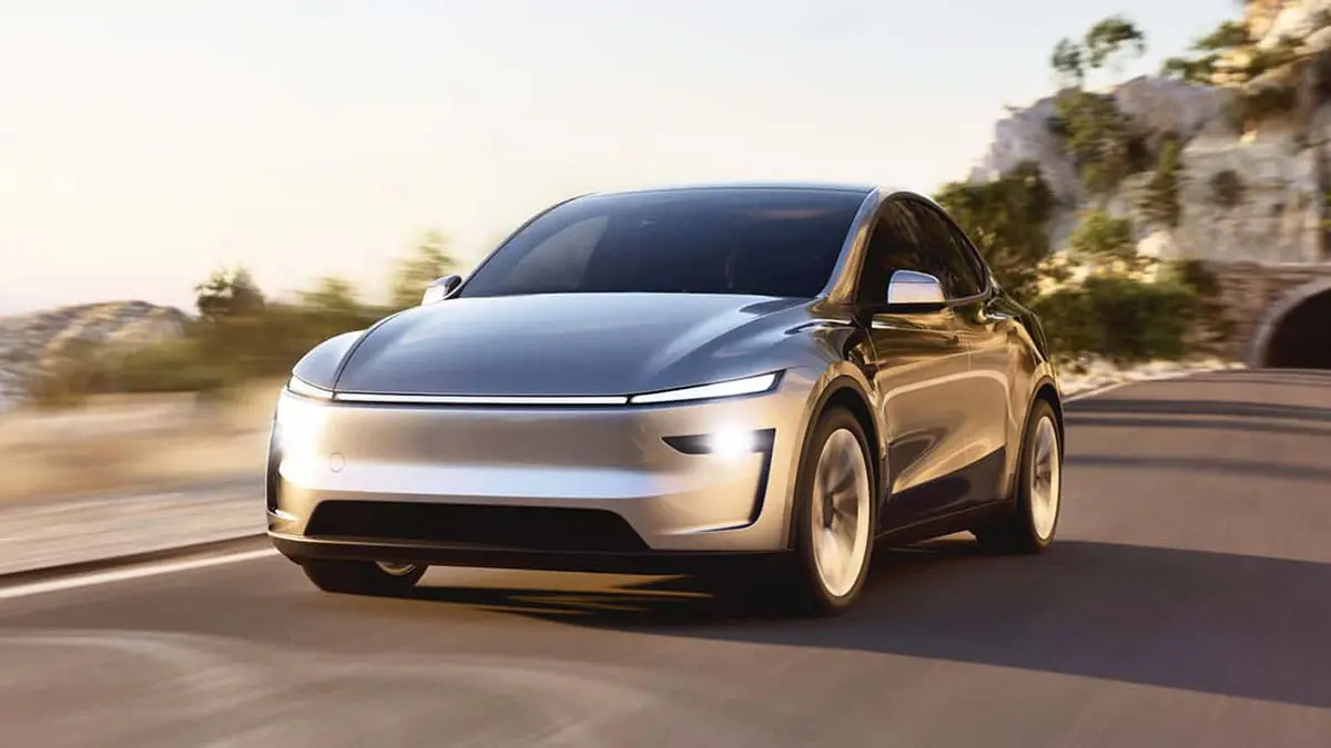 Tesla Model Y Performance 2025 aparcat en carretera de muntanya