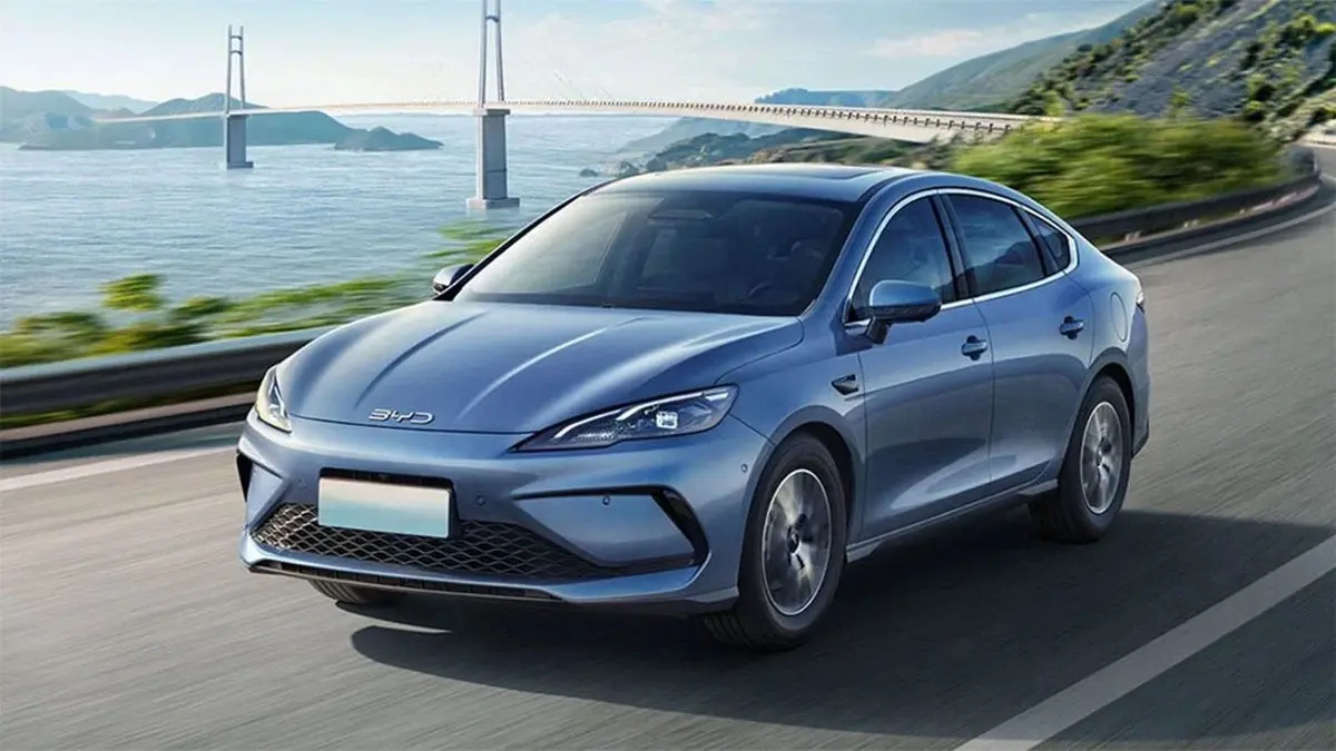 BYD Seal 5 DM-i aparcat davant d&rsquo;un edifici urb&agrave;