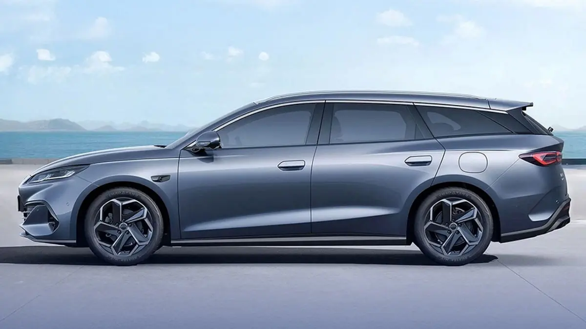 BYD Seal 6 DM-i Touring amb fons urb&agrave;