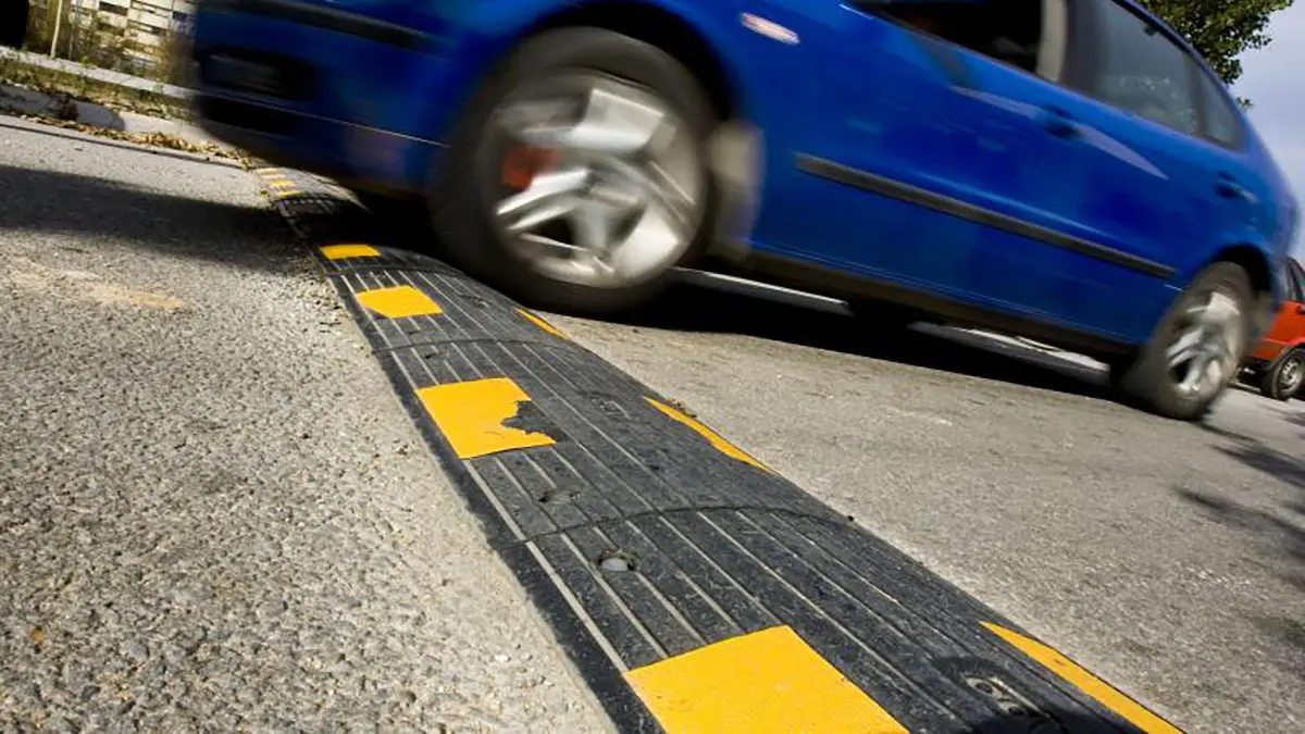 Cotxe rebota sobre un bad&eacute;n al carrer