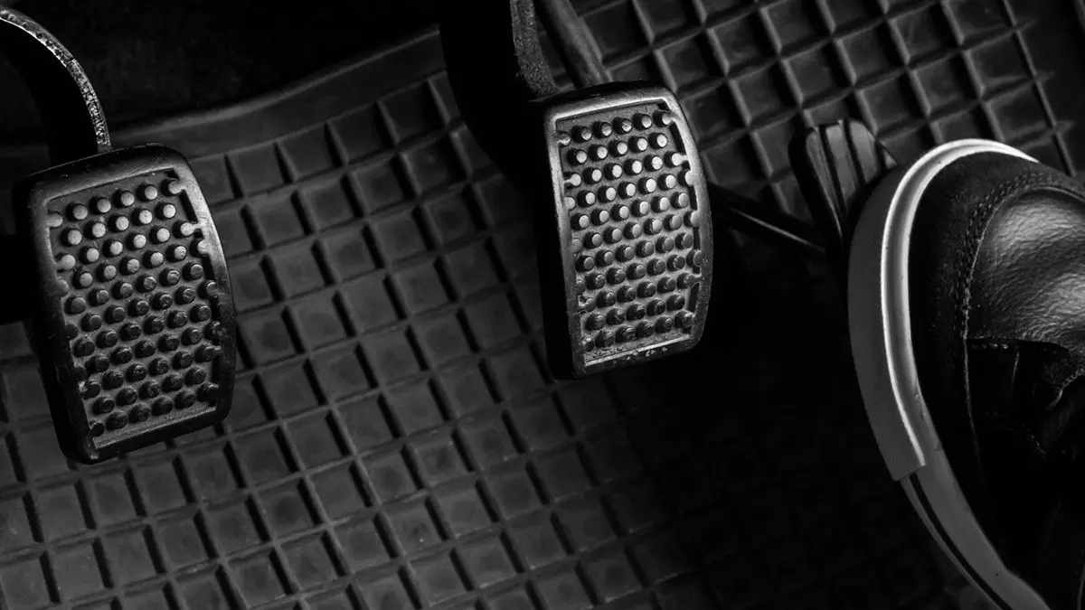 Conductor amb el peu sobre l&rsquo;embragatge