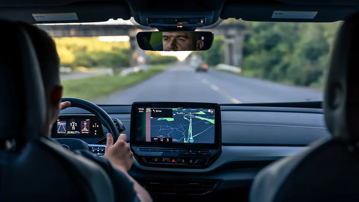 Pantalla t&aacute;ctil de coche y m&oacute;vil comparados