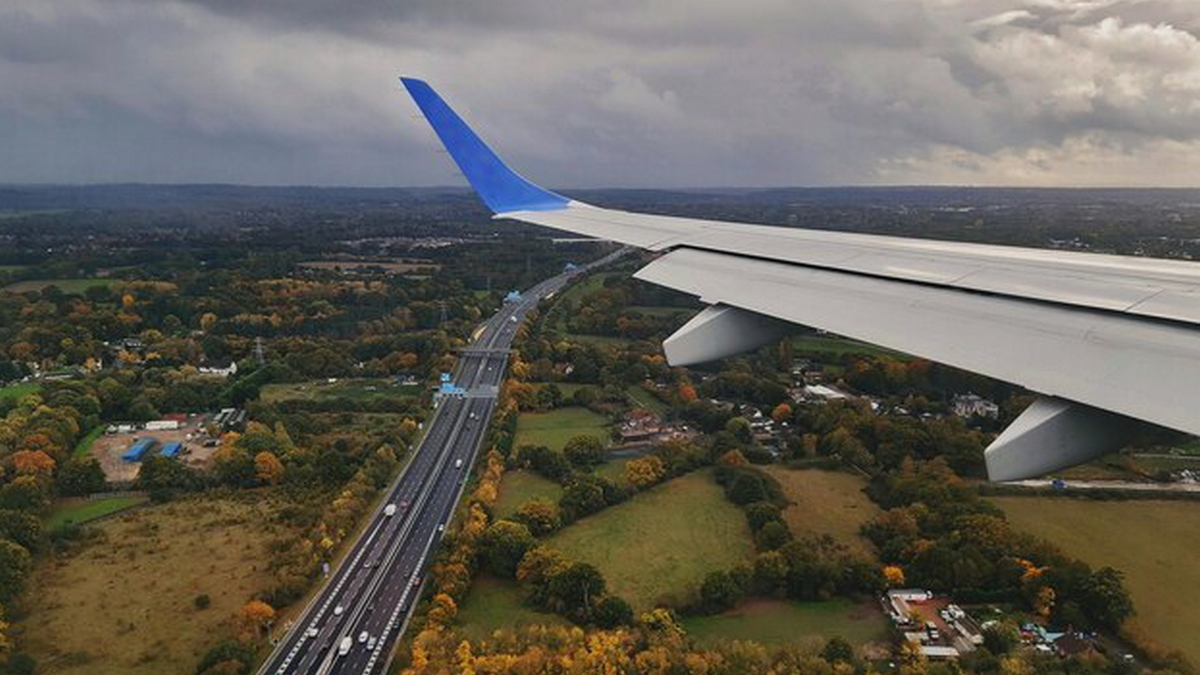 avi&oacute;-amb-paisatge-tardor