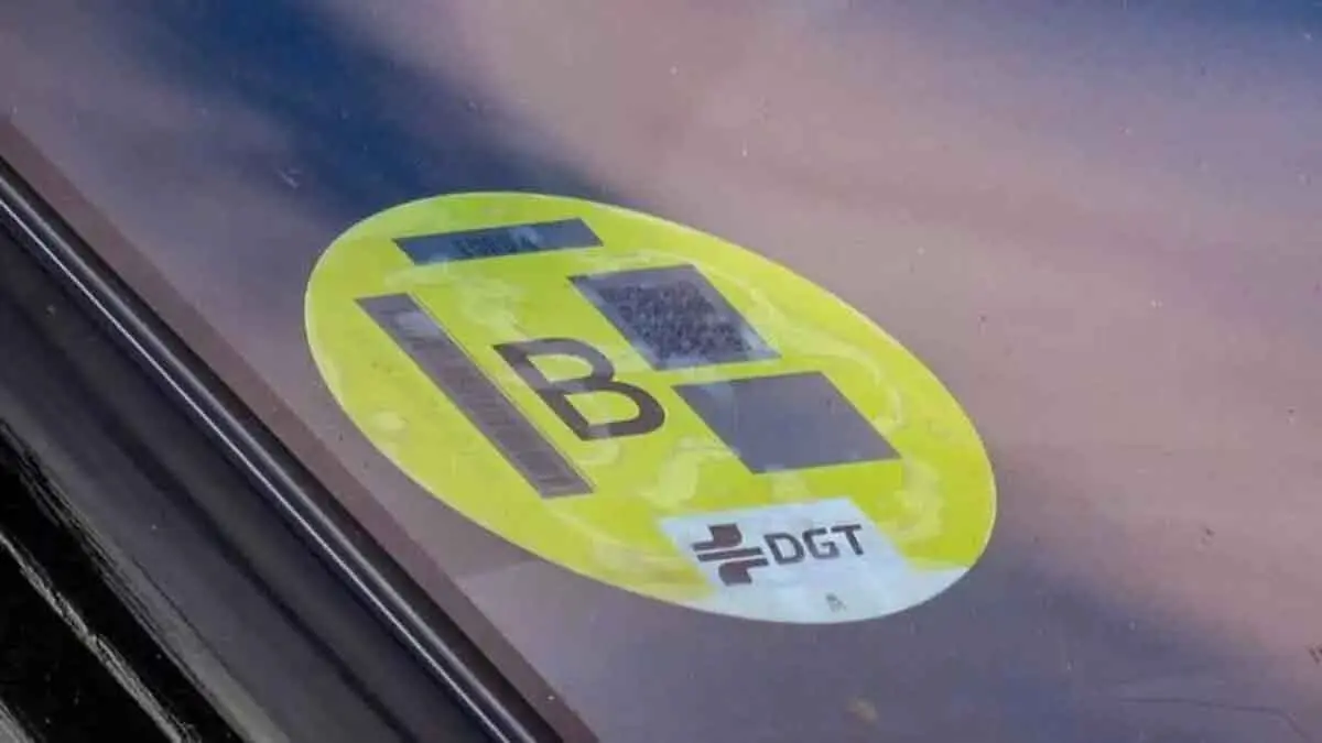 Multes a vehicles amb etiqueta B i C de la DGT