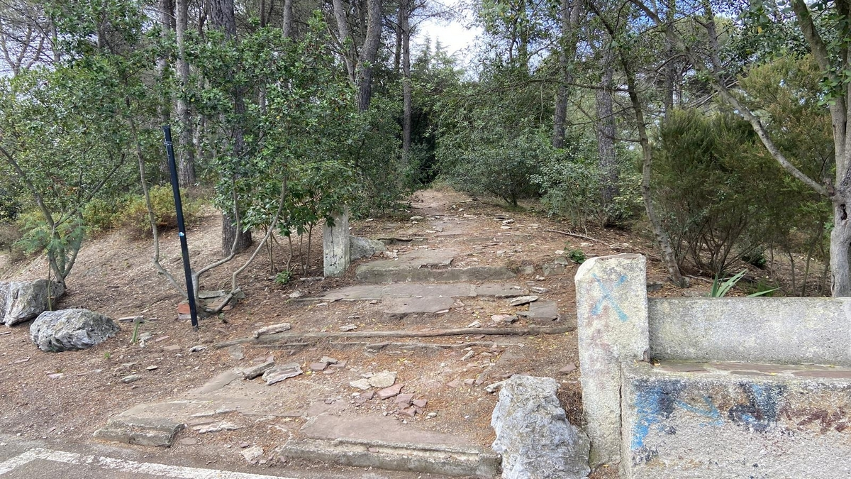 Parc infantil abandonat Bones Hores, de Collserola, a Barcelona. Foto de @sherpadecollserola