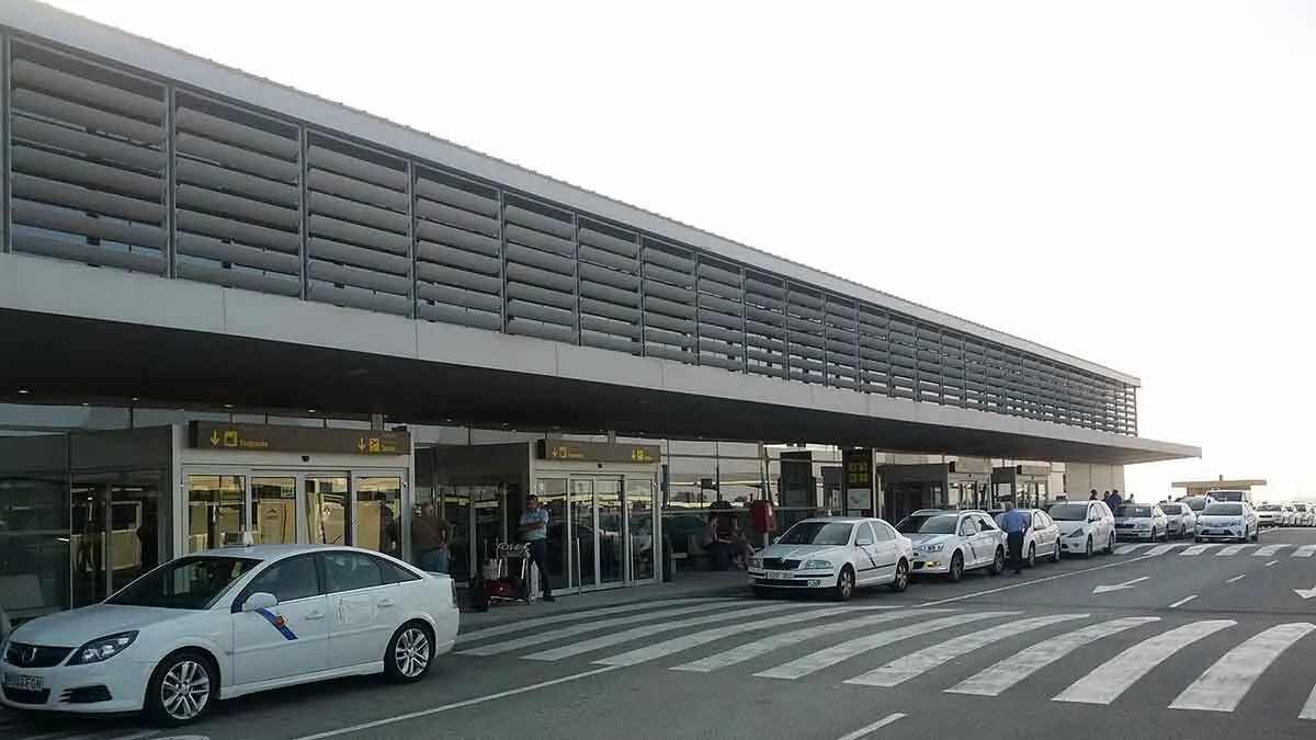 L&rsquo;iexterior de l&rsquo;Aeroport de Reus. Wikipedia.