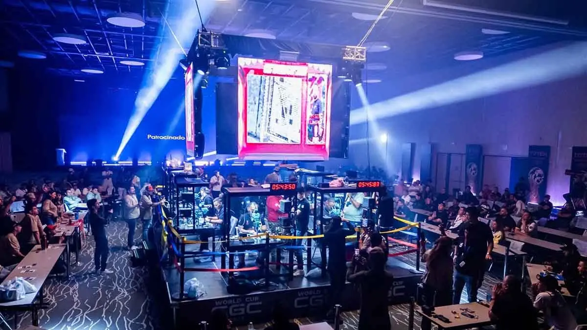 Un t&egrave;cnic realitzant una microsoldadura a l&rsquo;iPhone en el Mundial de Reparaci&oacute; de M&ograve;bils