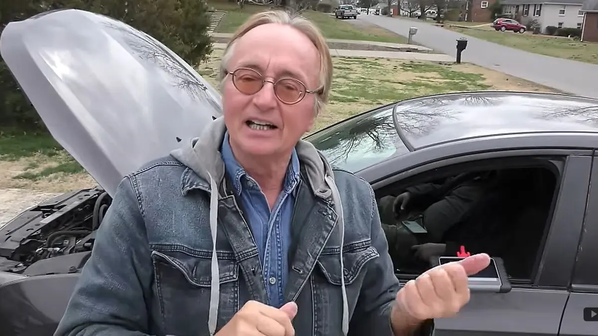 Mec&agrave;nic comprovant amortidors d&rsquo;un cotxe