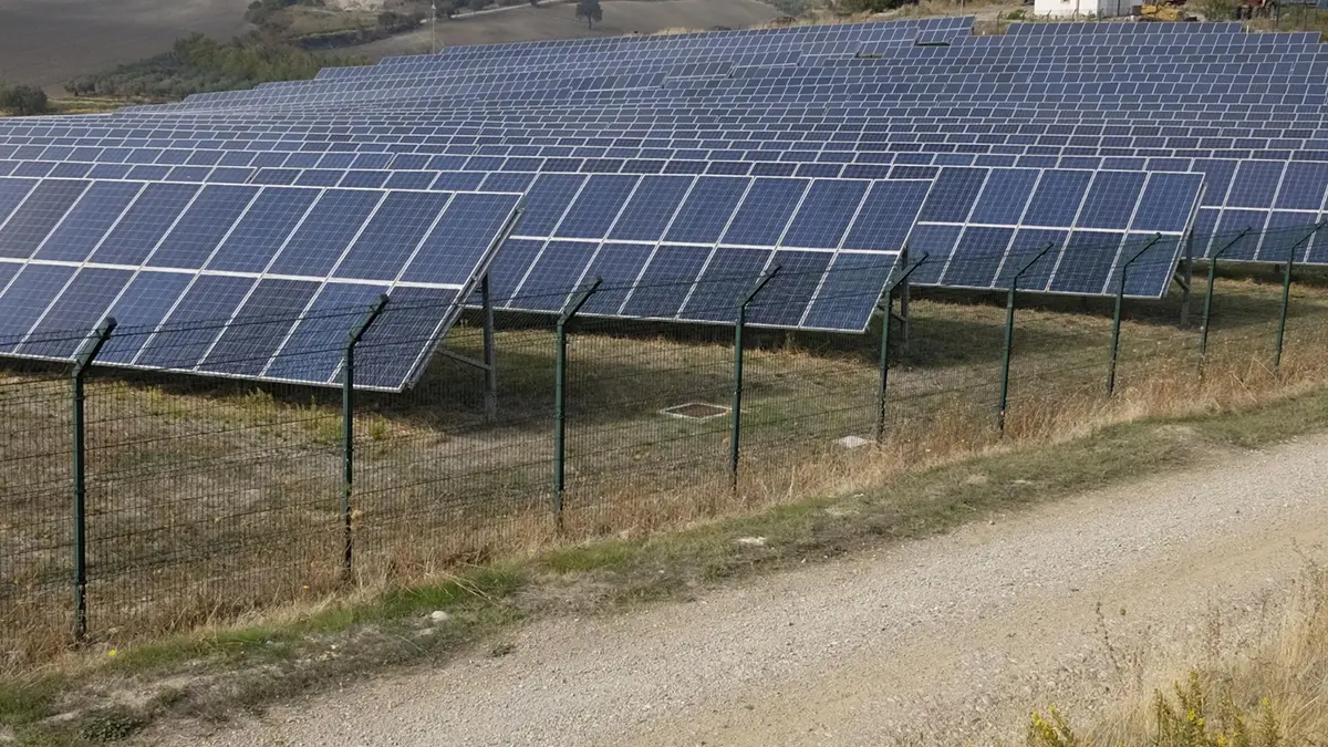 Imatge d'arxiu d'una instal&middot;laci&oacute; de plaques solars.