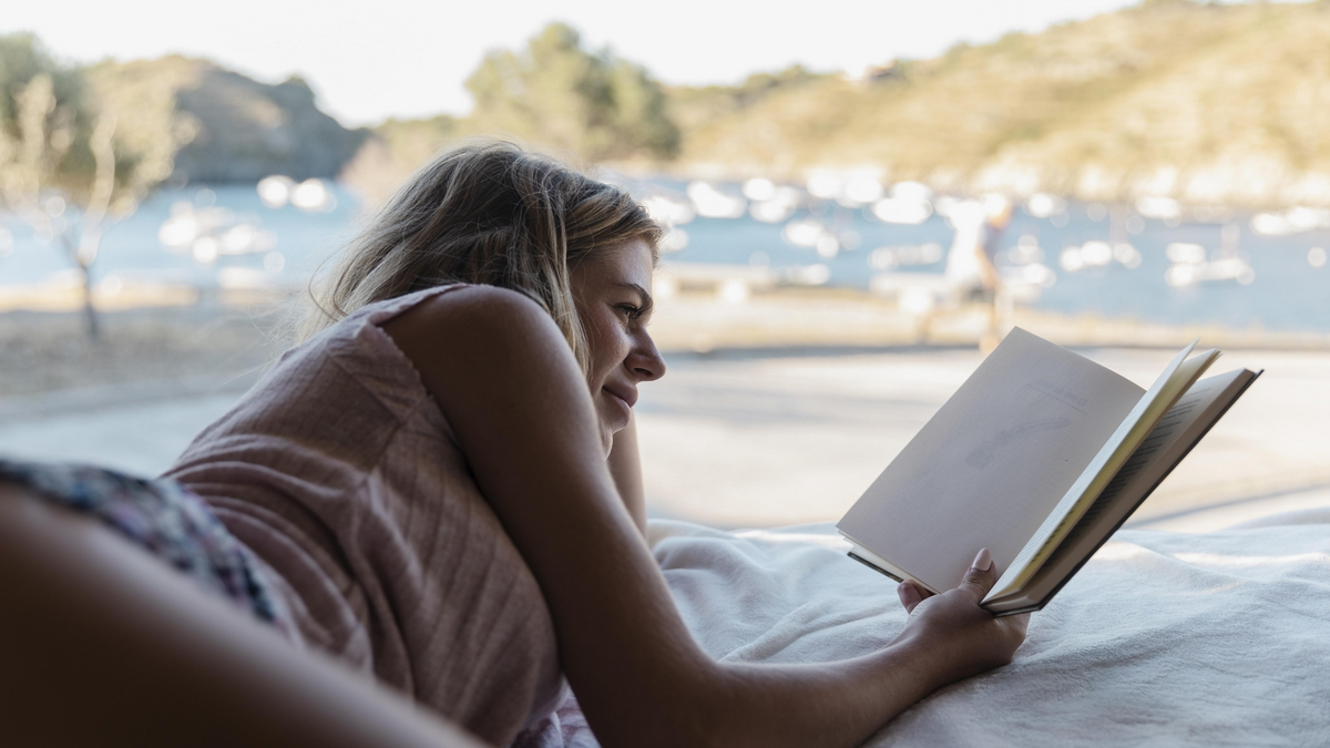 dona-llegint-de-viatge