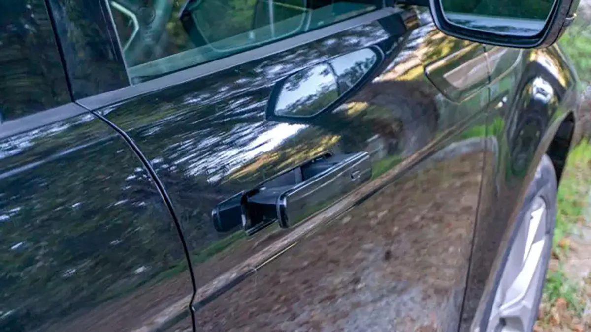 Tirador retr&agrave;ctil en un cotxe el&egrave;ctric de gamma alta