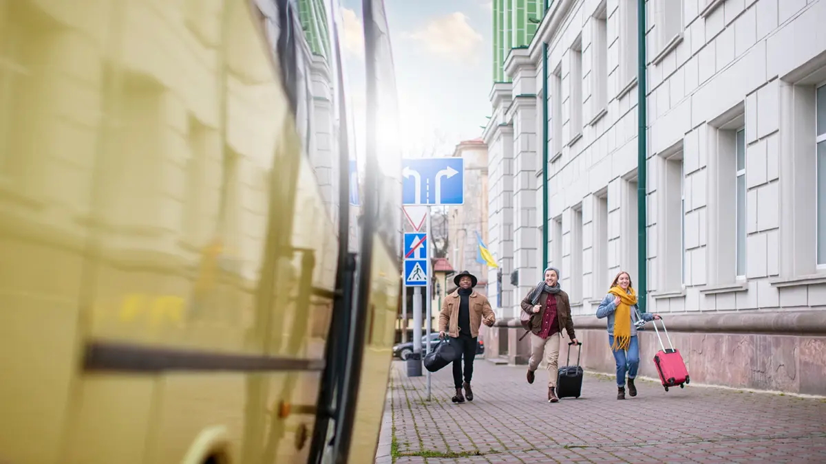 Dubte sobre si es pot avan&ccedil;ar un autob&uacute;s parat amb l&iacute;nia cont&iacute;nua segons la DGT