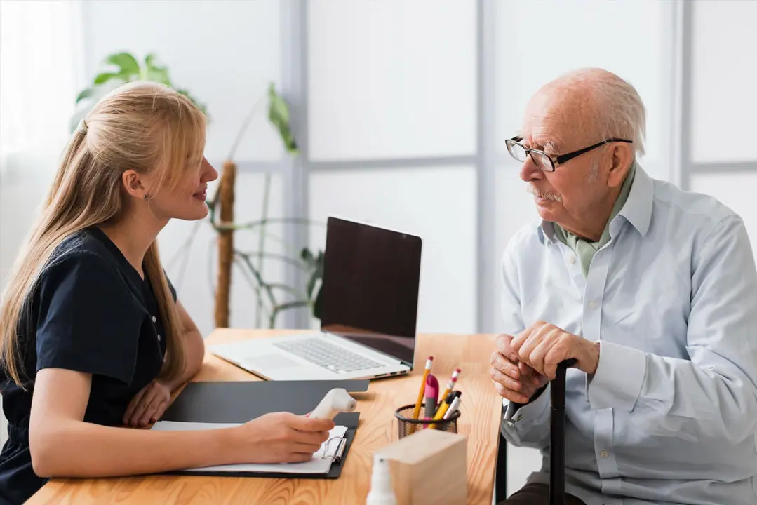 Pensionistes cobrant al banc