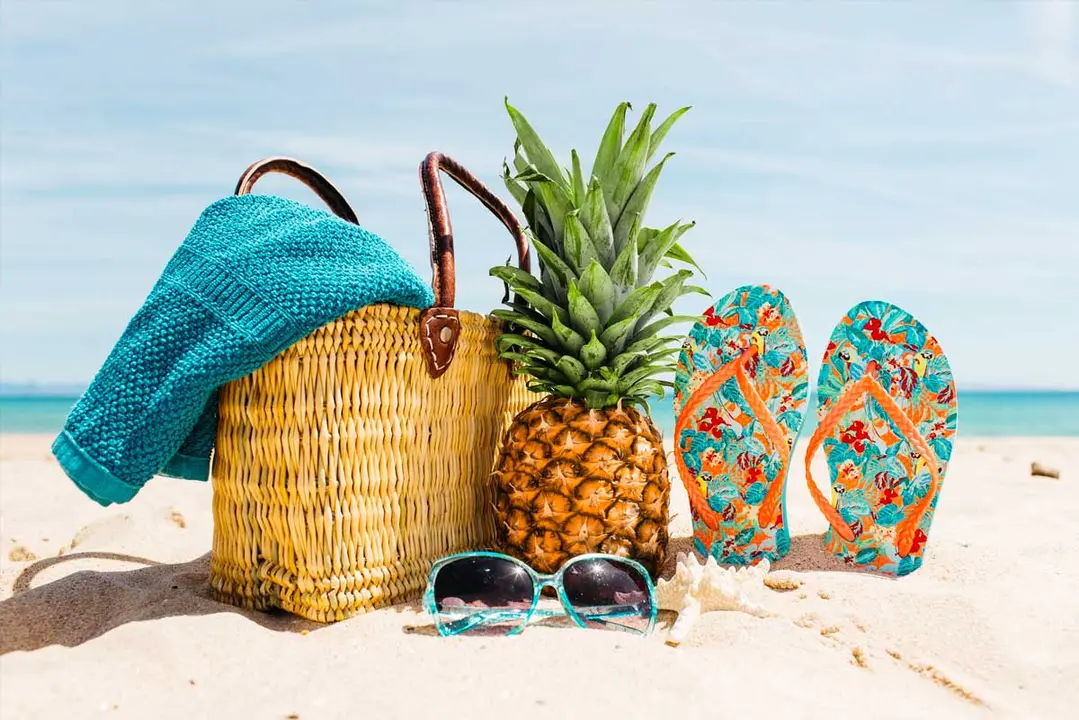 Turistes buscant ombra a Tarragona en dies de calor