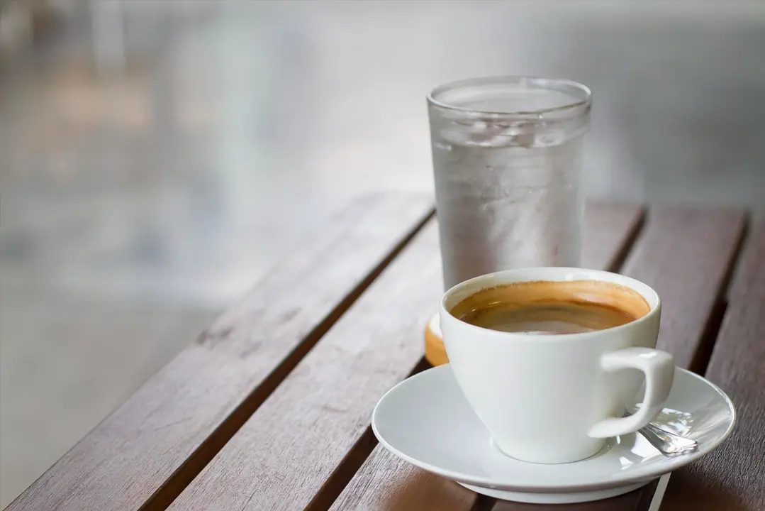 Un caf&egrave; amb un gotet d&rsquo;aigua al costat