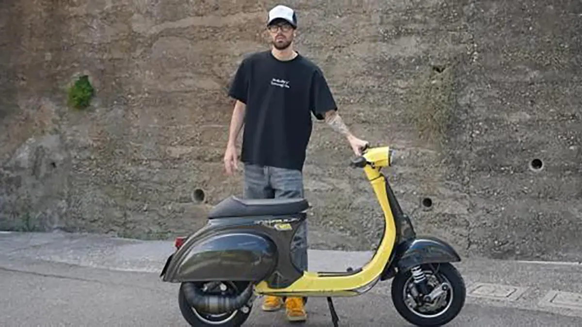 Vespa 50 Special de Siw_993 amb carenat de carboni al port de muntanya. YouTube.