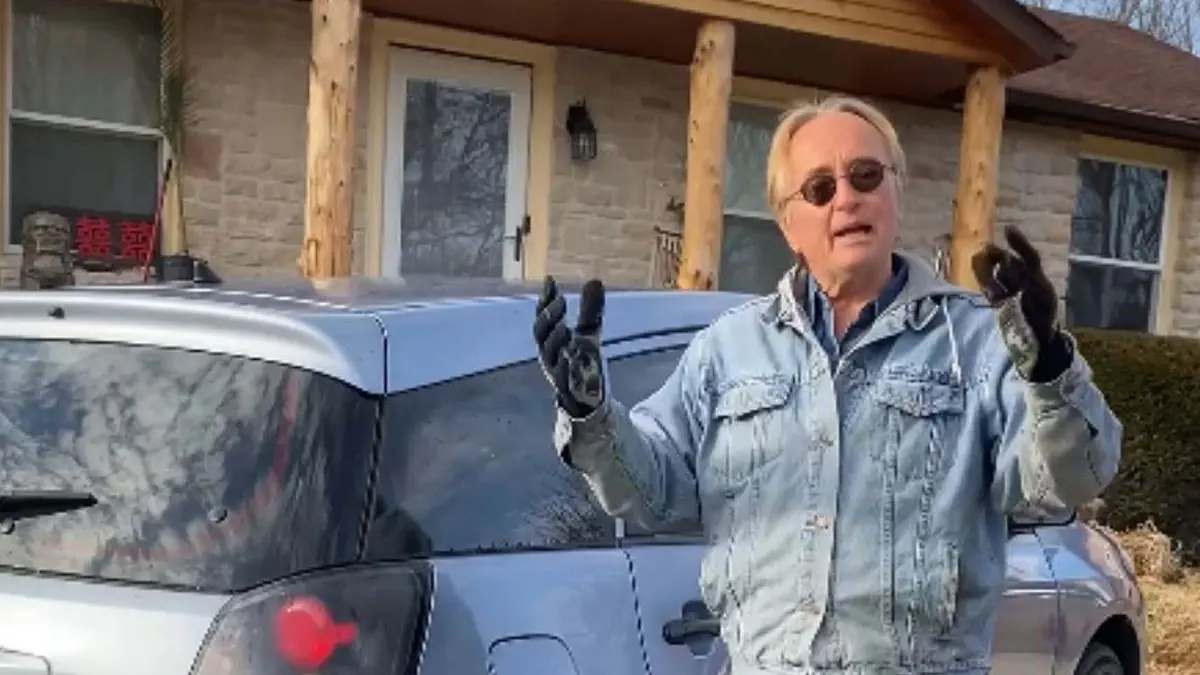 Scotty Kilmer parlant sobre motors en un v&iacute;deo de YouTube