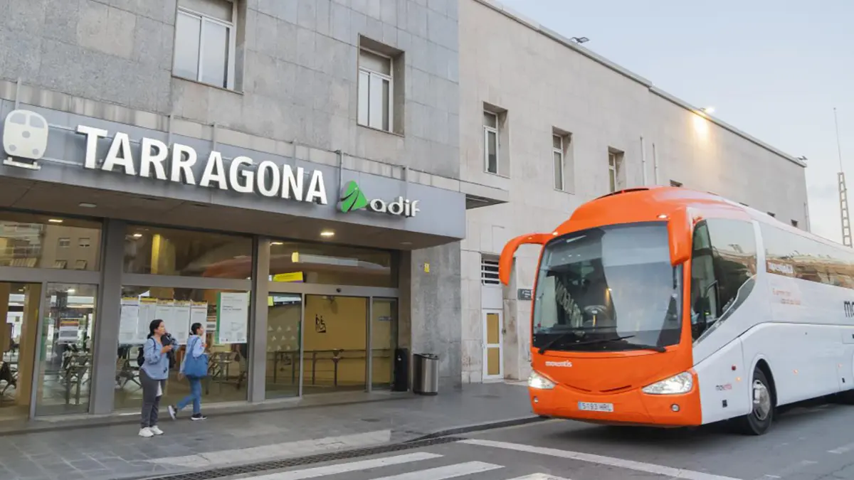 Autobusos substitutoris de Renfe a Castelldefels durant el tall. Diarimes.