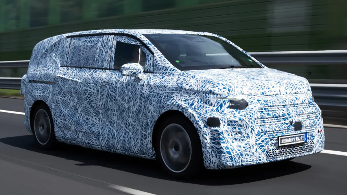 Mercedes VLE sortint de la planta de Vitoria