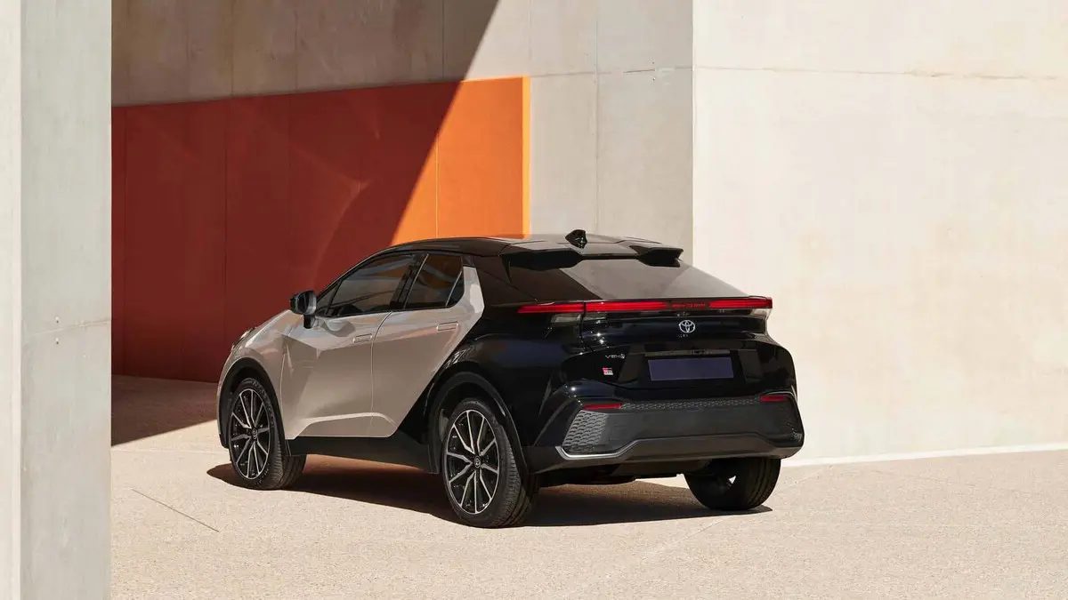 Toyota C-HR 2025 h&iacute;brid a carretera
