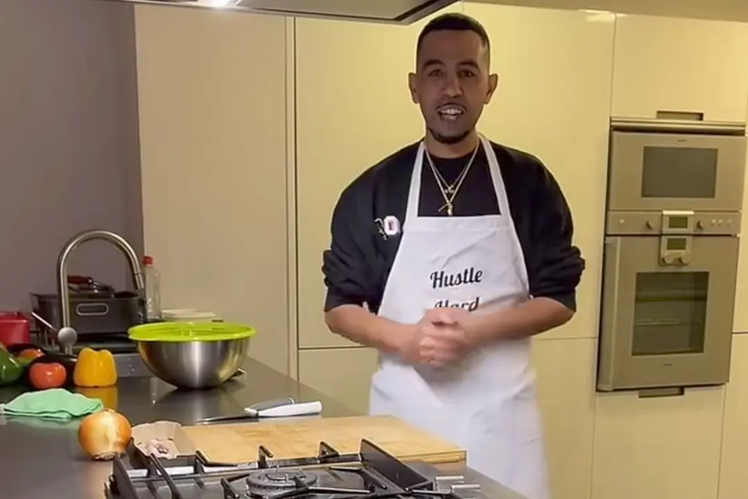 Mounir Nasraoui cuinant. Tiktok @mounirhustlehard