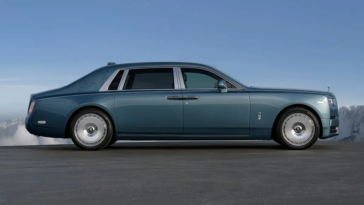 Rolls-Royce Boat Tail davant d&rsquo;un moll de luxe