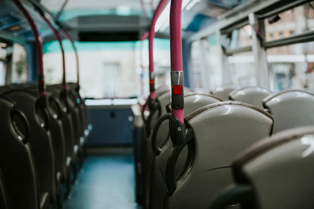 Cua d&rsquo;usuaris esperant el bus de Reus a Tarragona en hora punta