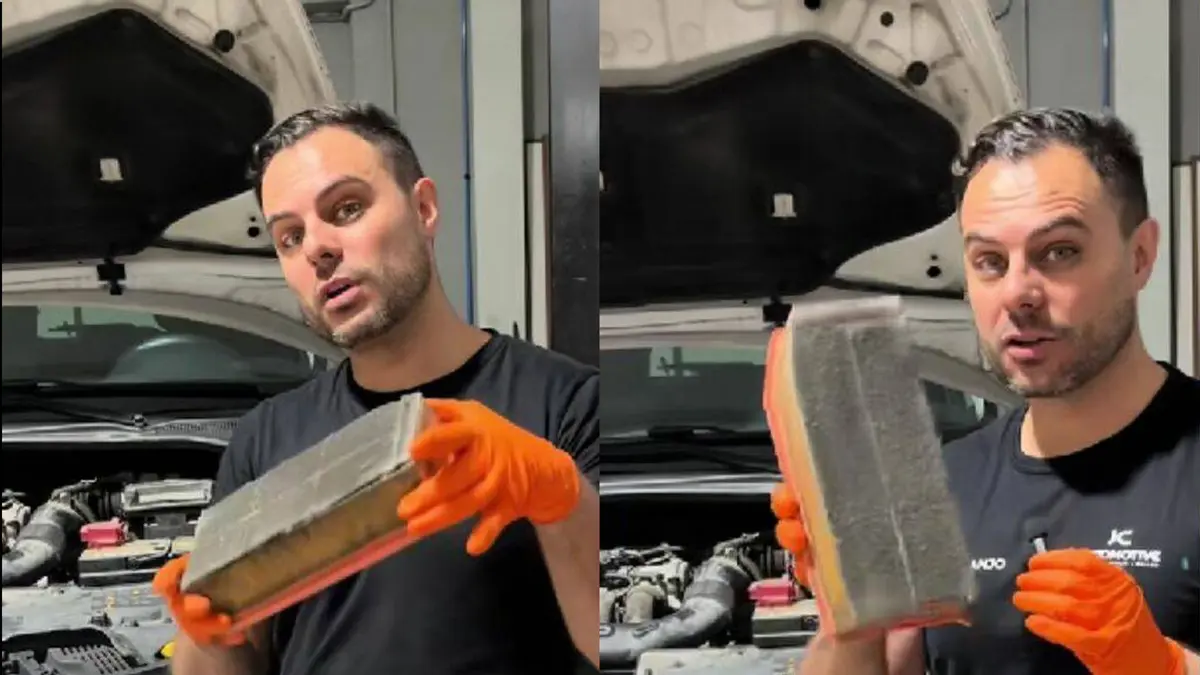 Mec&agrave;nic mostrant el filtre d&rsquo;aire brut d&rsquo;un Renault Clio