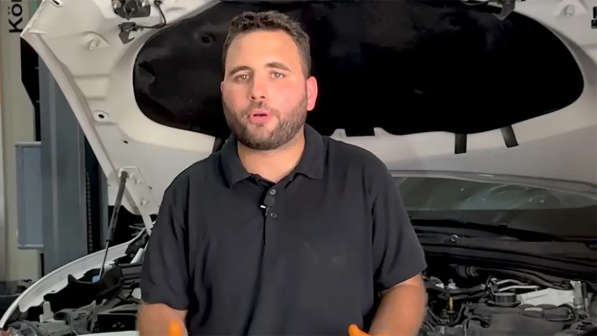 Mec&agrave;nic parlant sobre nivells ideals al dip&ograve;sit de gasolina