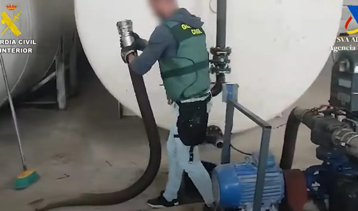 Dip&ograve;sit amb combustible intervingut per la Guardia Civil en gasolinera low cost
