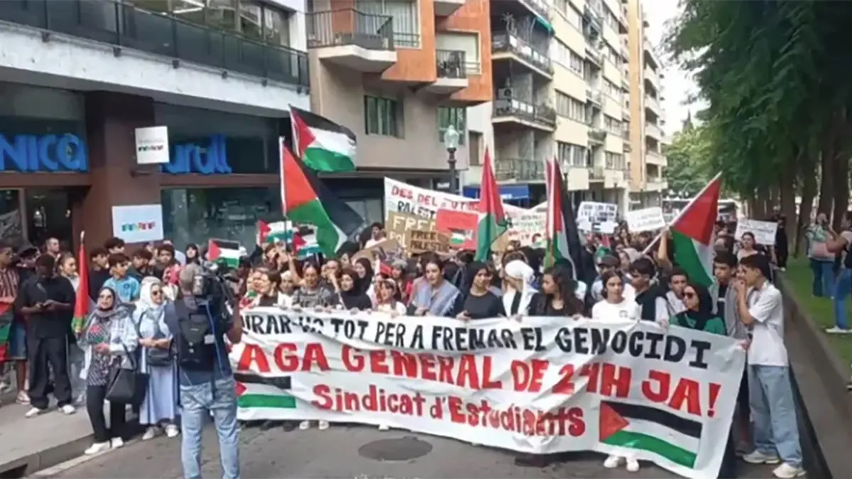 Cap&ccedil;alera estudiantil a la Rambla de Tarragona amb banderes palestines
