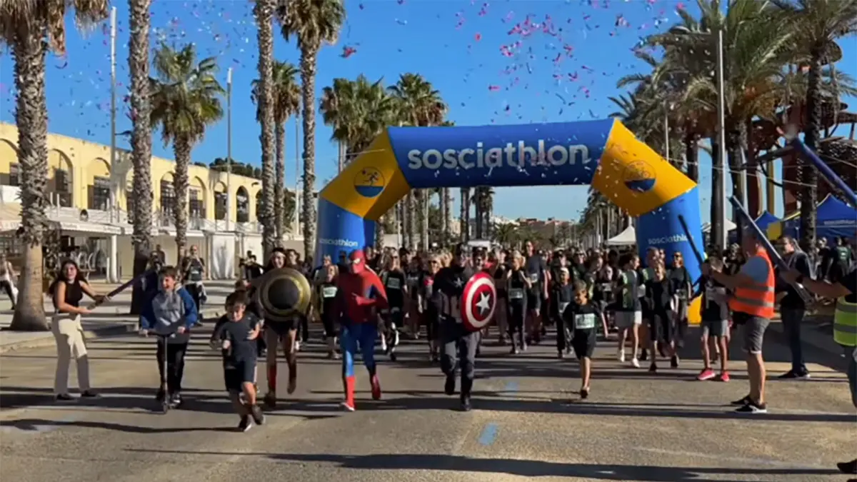 Participants de Sosciathlon 2025 a La Pineda durant la caminada popular