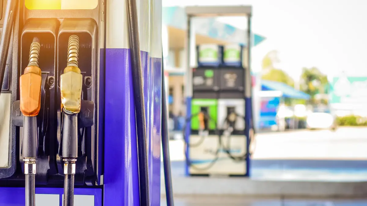 Benzinera d&rsquo;autoservei de nit amb sortidors en funcionament