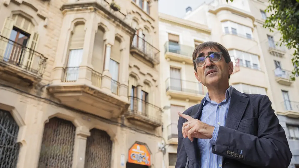 Eliseu B&agrave;rcena davant la Casa Serra, s&iacute;mbol del passat farmac&egrave;utic de Reus. diarimes.com