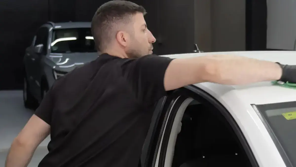 Manuel rentant un cotxe al seu taller