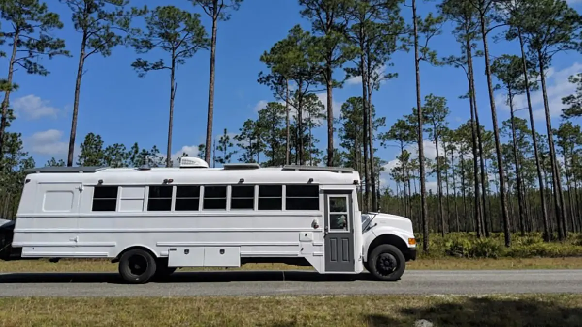 Autob&uacute;s escolar convertit en casa sobre rodes amb terrassa