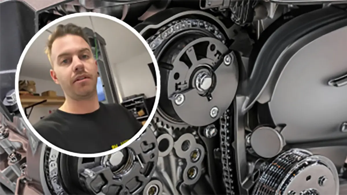 Miquel Turbo al taller explicant una reparaci&oacute; de cadena de distribuci&oacute;