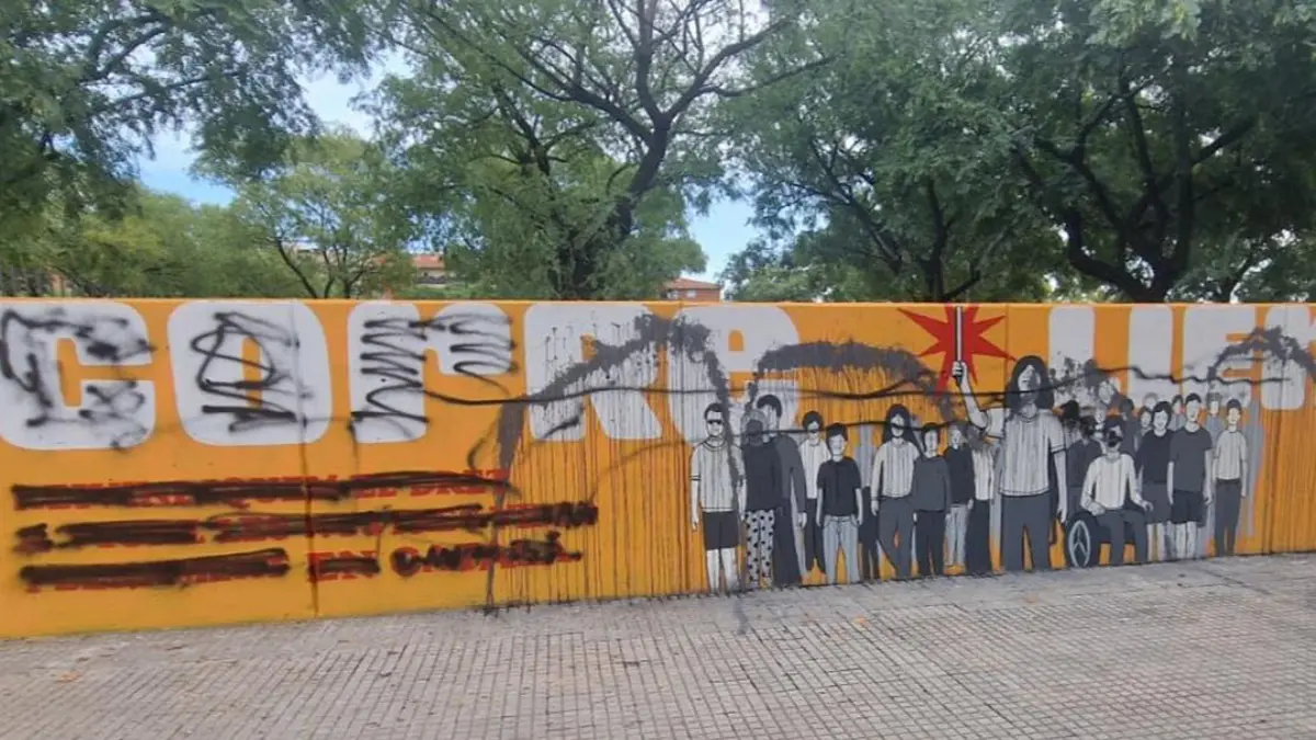 Mural del Correllengua de Reus malm&egrave;s amb pintades a la pla&ccedil;a del Canal